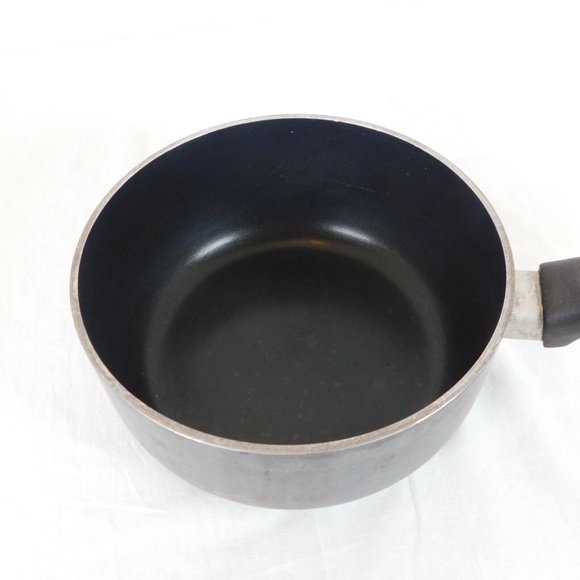 Vintage WearEver 2 quart Saucepan with Steam Release Lid 7 3/8 in diam 3 in tall - Picture 6 of 9